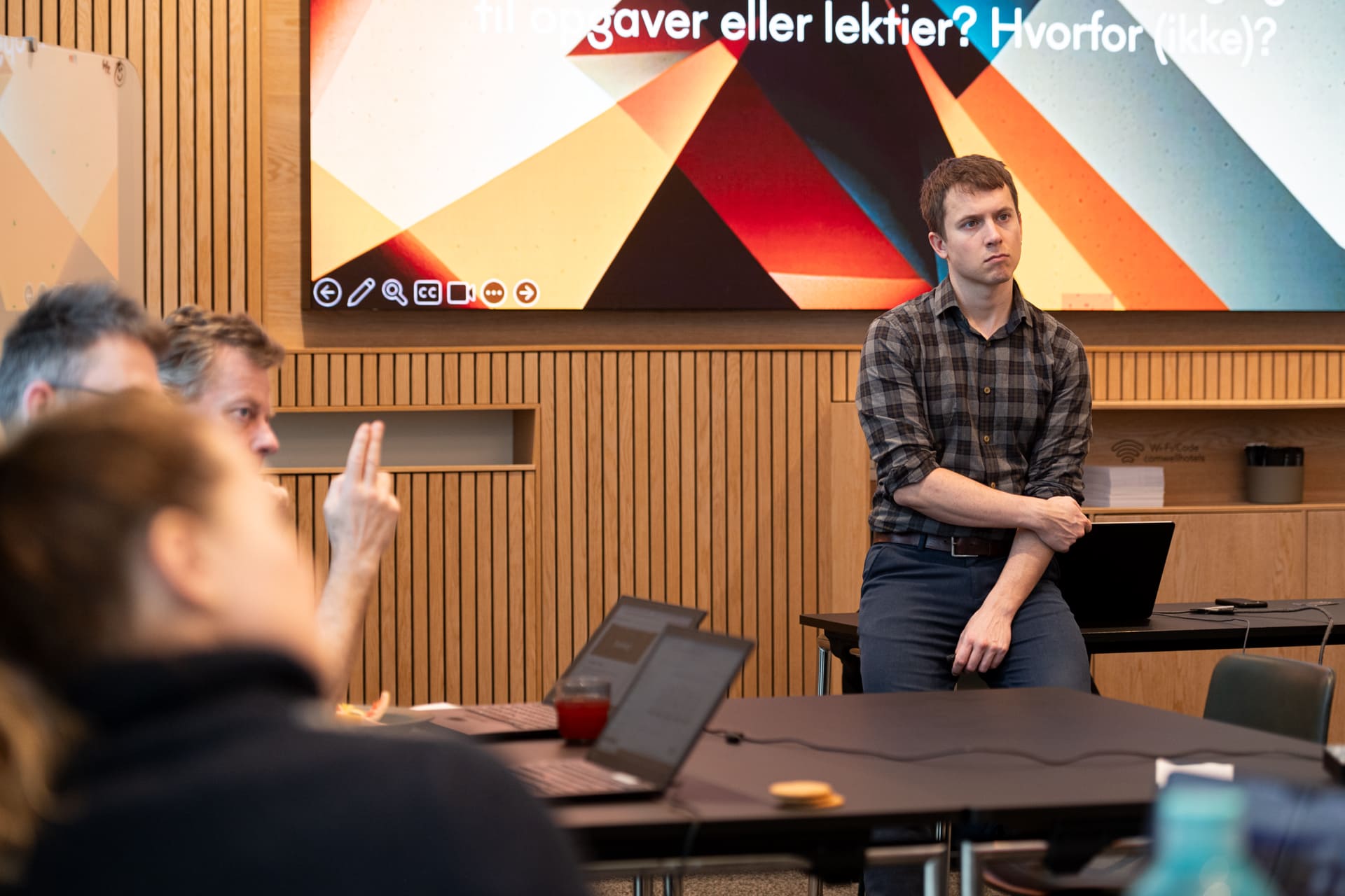 Lærer og elever diskuterer brug af ChatGPT i undervisningen